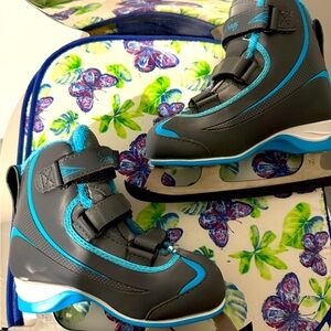 Riedell Soar Youth Ice Skates Size 12J Gray/ Turquoise
Blade covers included